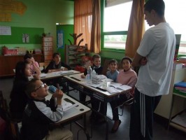 Hakim explique les phénomènes météorologiques aux élèves passionnés. Photo C. A. (CLP)