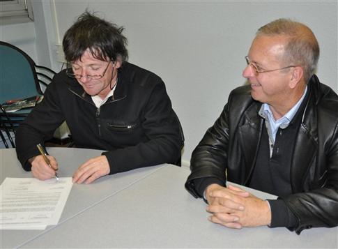 Jean-Jacques Panier, chef du département génie mécanique et productique de l’IUT, signe la convention de partenariat avec le président de l’aéro-club du Morvan, Pierre Latouche. Photo C. J.