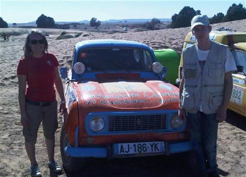 Charline Lanni et Victor Demor juste après la remise des fournitures scolaires aux enfants marocains. Photo DR
