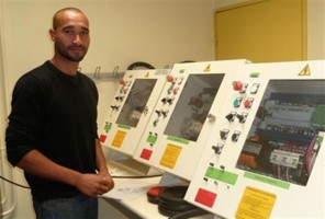 Roland Hilaricus, étudiant en alternance en DUT GEII, dans la salle mécatronique de l’IUT du Creusot. Photo DR