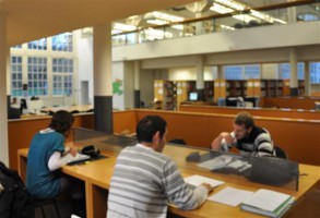 Ouverte en 1998, la bibliothèque universitaire du Creusot n’a pas oublié son passé industriel. Photo S. S. (CLP)