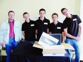 Les 3 équipes de 4e du collège Jules Ferry de Génelard, avec leur professeur de technologie, Stéphane Bolatre et la documentaliste du collège Gaëlle Anchisi. Ils ont obtenu le prix rapidité col