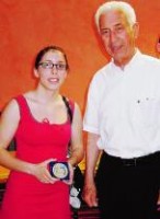 Katia Gallo félicitée par le maire porte les couleurs de la lutte féminine