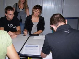 Quentin Tailhardat et sa mère Claudine remplissent les derniers papiers pour la rentrée de l'étudiant à l'IUT. Photo A. C.