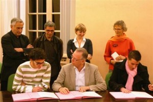 Jean-Baptiste Genty (ASUB 71) et Laurent Martin (Vie étudiante 71) entourent le maire André Billardon lors de la signature. Photo G. S. CLP