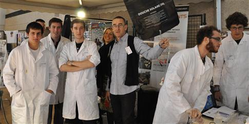 Des blouses blanches prêtes à expliquer la science aux visiteurs. Photo Y. G.