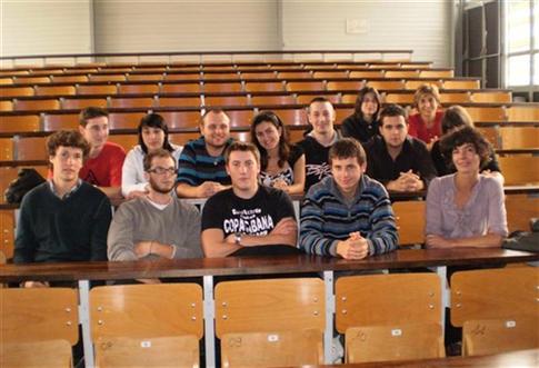 Les étudiants, en compagnie de Catherine Viggiano (en haut en droite) qui s’occupe de la communication de Mure Natale, la danseuse (en bas à droite). Photo DR