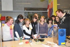 Ce sont les étudiants qui guident les collégiens sur les différents ateliers de mesures physiques. Photo EB