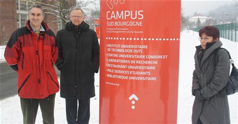 Une inauguration, les pieds dans la neige. Photo M.-H. M. (CLP)