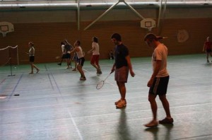 Ce n’est pas un alignement de danse country, mais du badminton