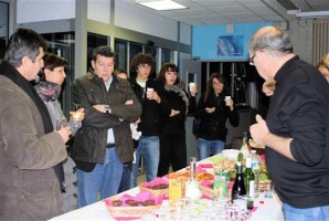 Discussion entre l’équipe de l’Arc et le public autour d’une dégustation. Photo M. V-H. (CLP)