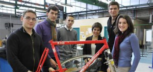 Les quatre étudiants en charge de la conception réalisation partiront de ce simple cadre de vélo pour construire leur tandem tout terrain, sur le modèle du side-car. Photo N. M.