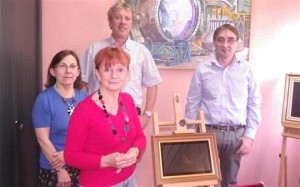 Les artisans du projet devant le chevalet multimédia. Photo J.-P. C. (CLP)